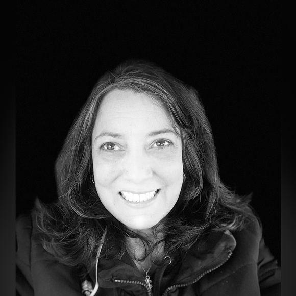 Meet your Posher, Tricia🌻 I am a Powerful, Passionate, Happy Woman. 🌟 - Picture 6 of 14